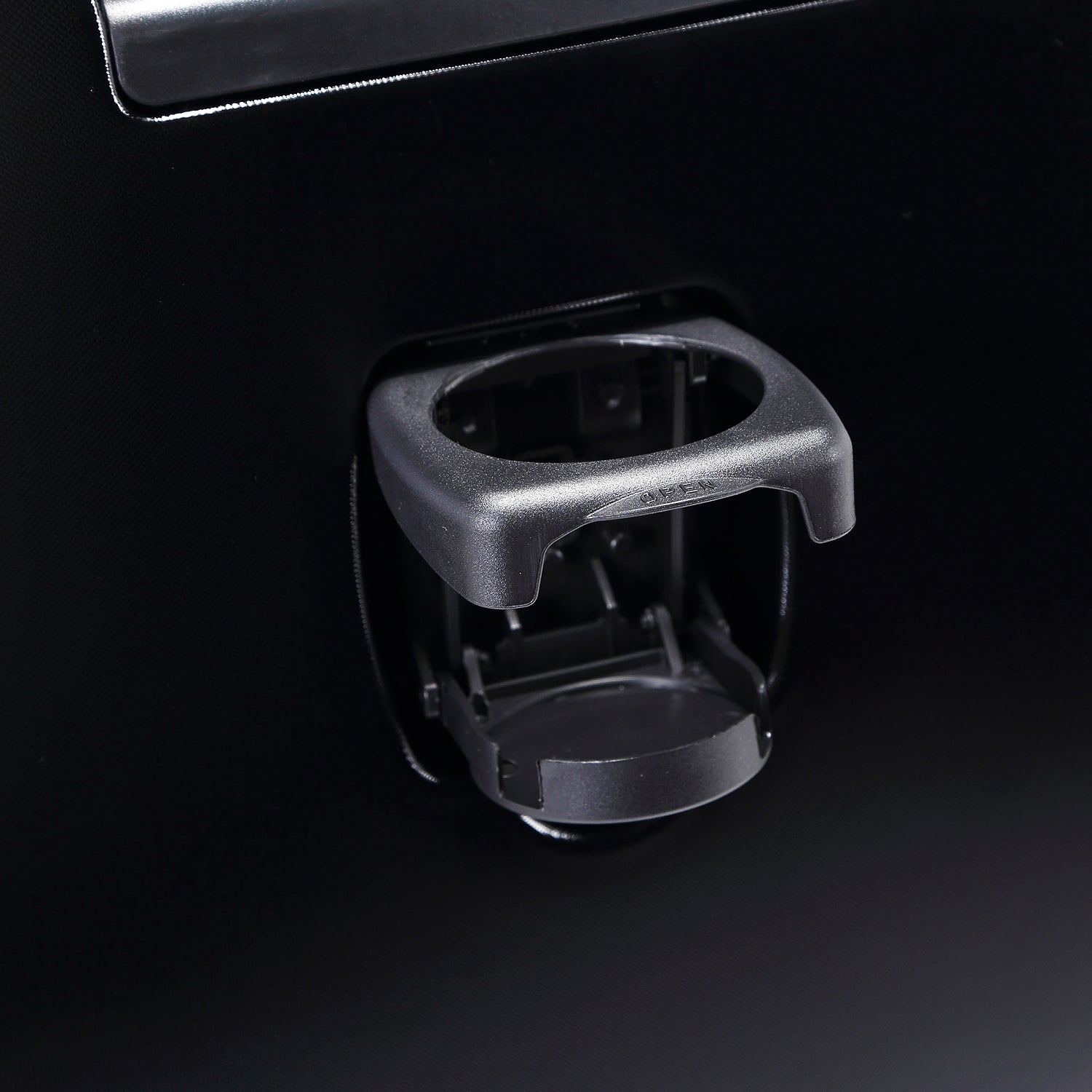 HARDSIDE CARRY-ON SUITCASE