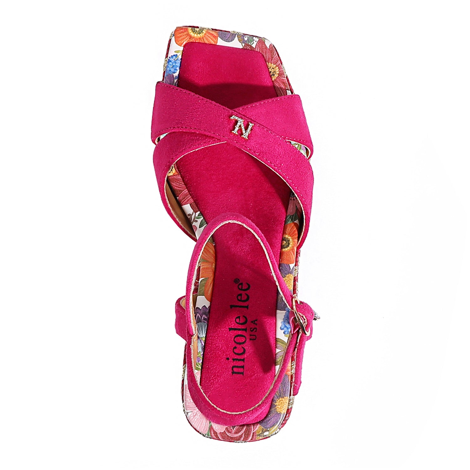 THE SANDAL FROM A VIEW FROM ABOVE. THE CRISSCROSS STRAPS WITH THE NL INITIALS IN THE MIDDLE. THE HOTPINK INSOLE WITH FLORAL PRINT ON THE EDGES.